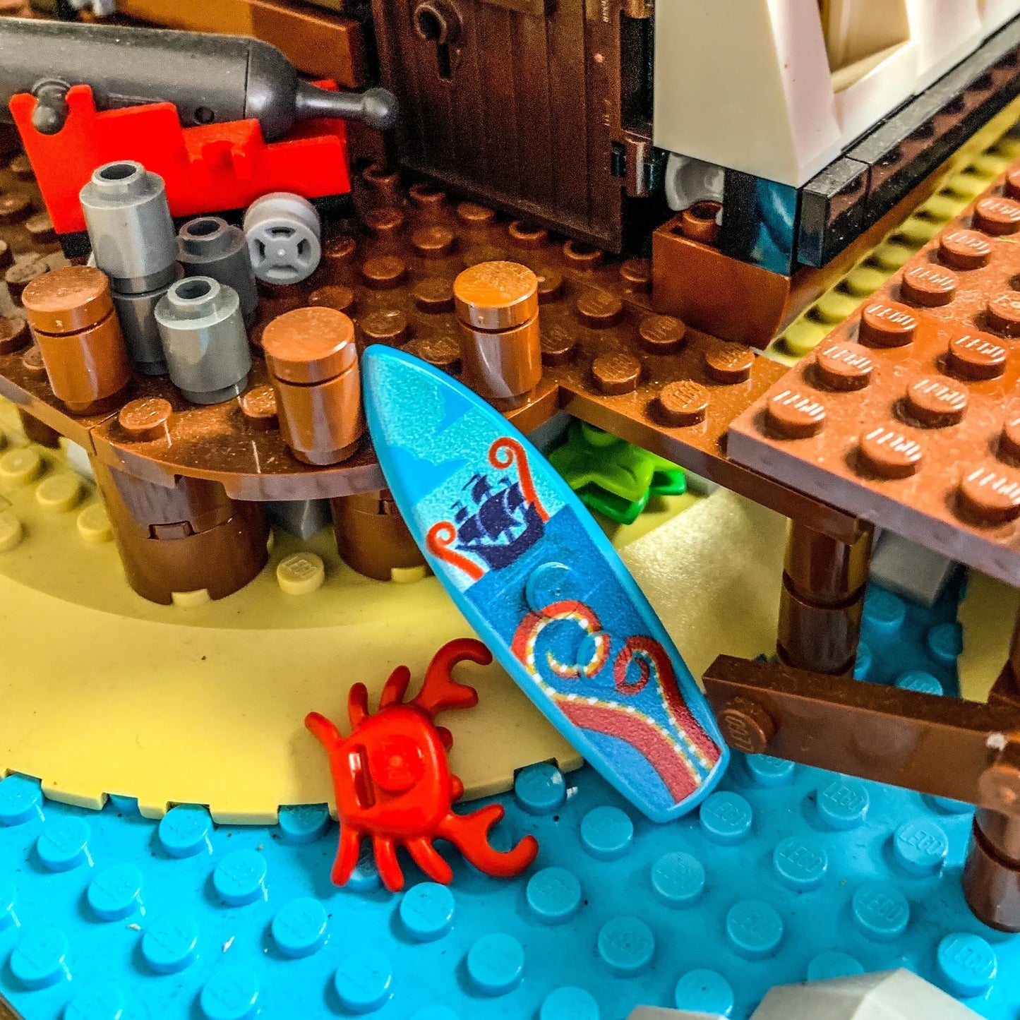 B3 Customs® Printed Kraken Surfboard made from LEGO® bricks - ToylandEU