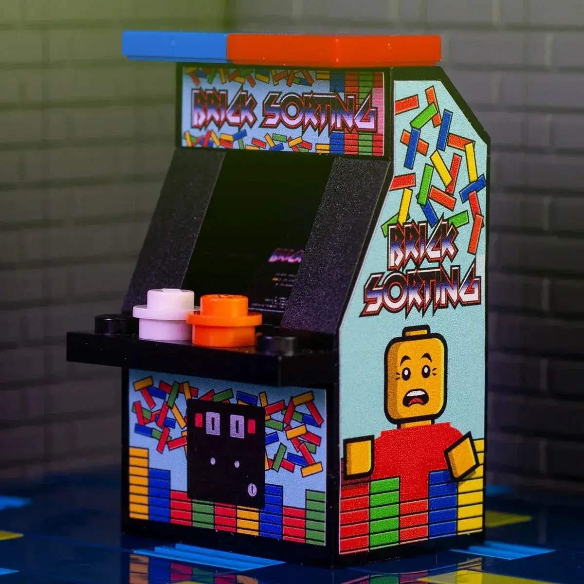 Figure-Sized LEGO Arcade Machine With Custom Decals Built From One Hundred Percent LEGO Bricks For Figure Display - ToylandEU