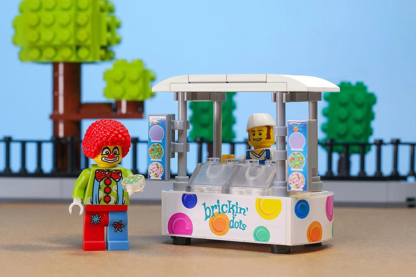 Brickin' Dots Ice Cream Food Stand made using LEGO parts - B3 Customs - ToylandEU
