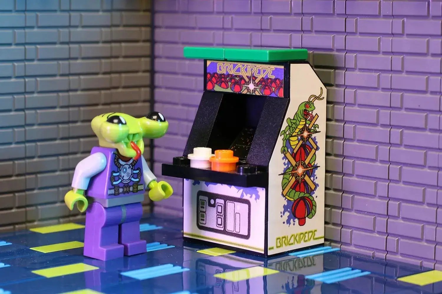 Brick-Built LEGO Arcade Cabinet For Figures With Custom Decals And Figure Scale - ToylandEU