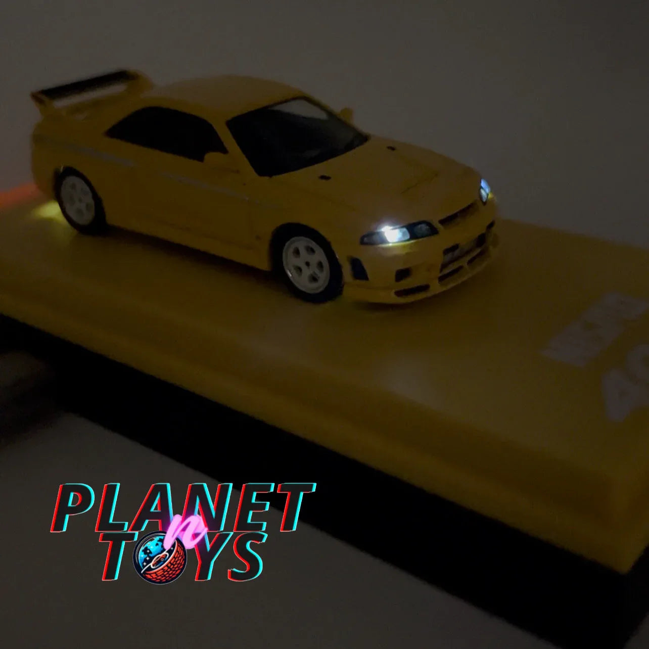 Kyosho Nissan Nismo 400R Diecast With LED Base Yellow - ToylandEU