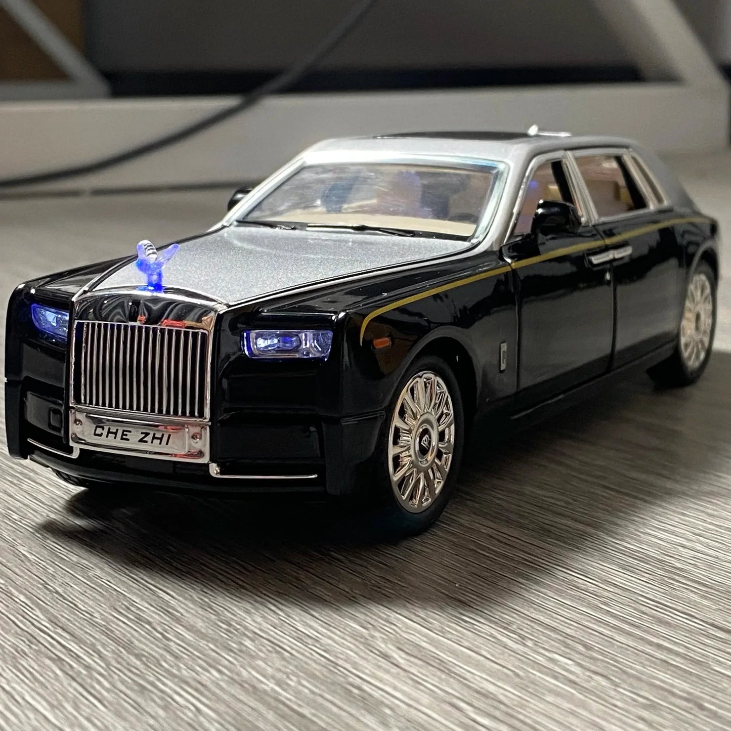 Diecast Model Car 1 to 24 Alloy Rolls Royce Phantom for Collectors - ToylandEU