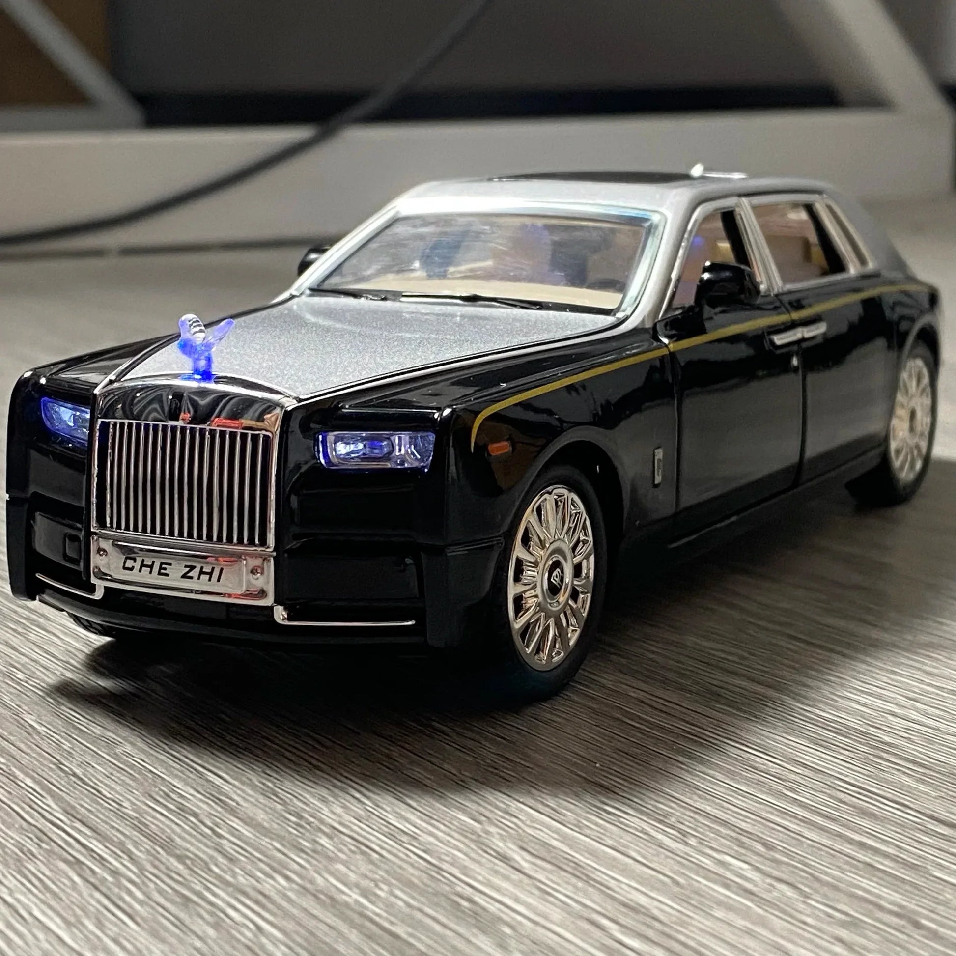 Diecast Model Car 1 to 24 Alloy Rolls Royce Phantom for Collectors - ToylandEU