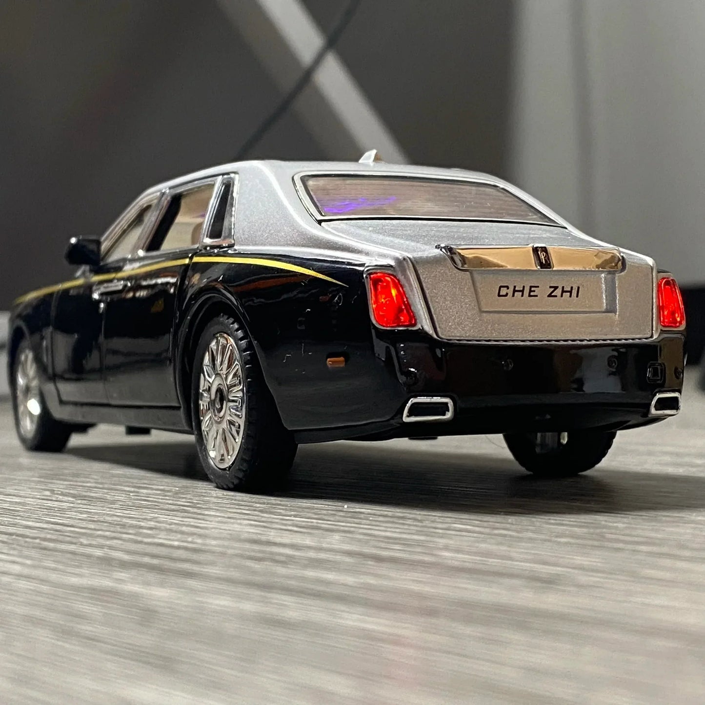Diecast Model Car 1 to 24 Alloy Rolls Royce Phantom for Collectors - ToylandEU