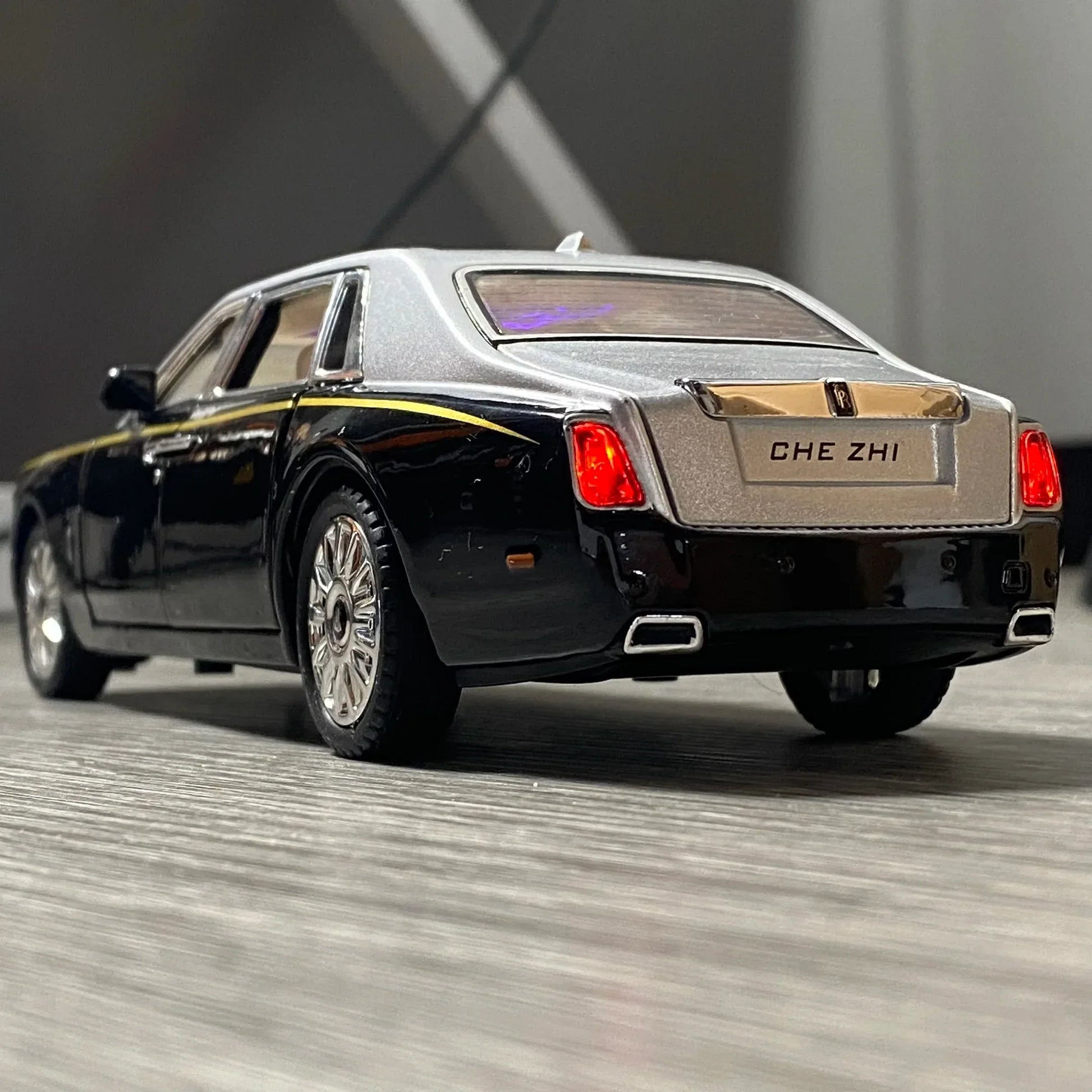 Diecast Model Car 1 to 24 Alloy Rolls Royce Phantom for Collectors - ToylandEU