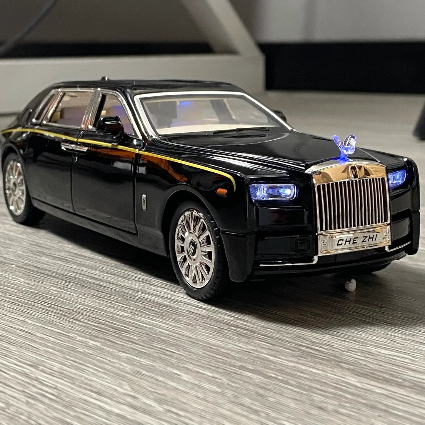 Diecast Model Car 1 to 24 Alloy Rolls Royce Phantom for Collectors - ToylandEU
