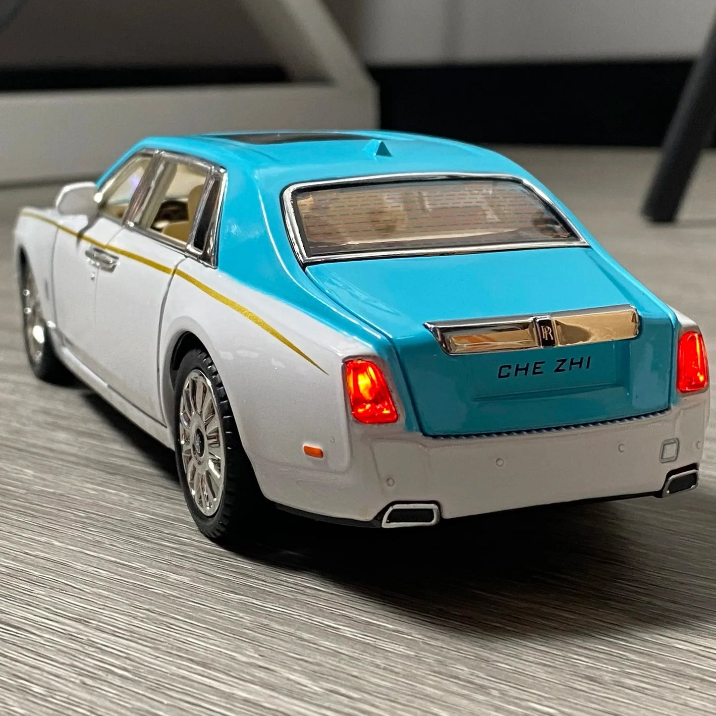 Diecast Model Car 1 to 24 Alloy Rolls Royce Phantom for Collectors - ToylandEU