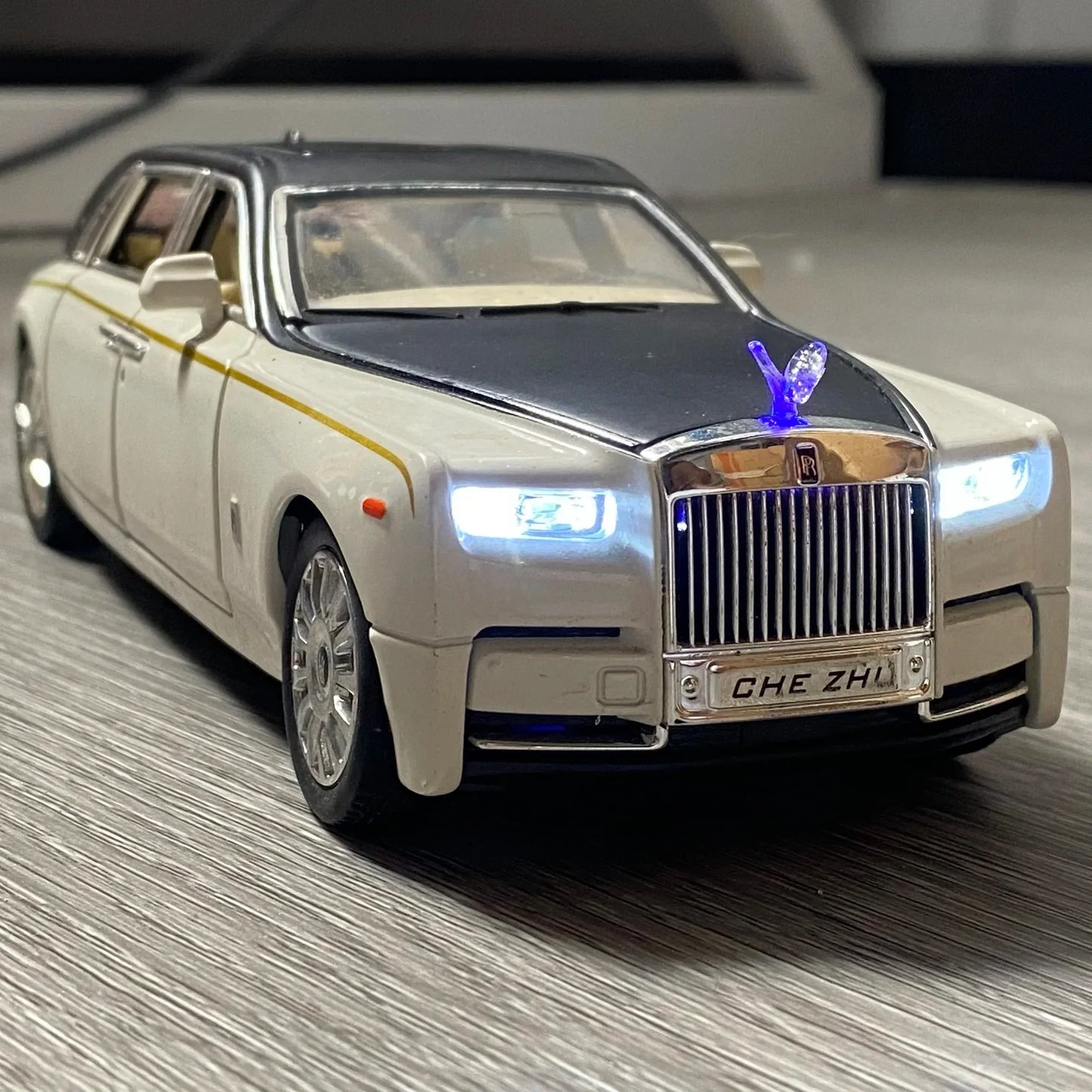 Diecast Model Car 1 to 24 Alloy Rolls Royce Phantom for Collectors - ToylandEU