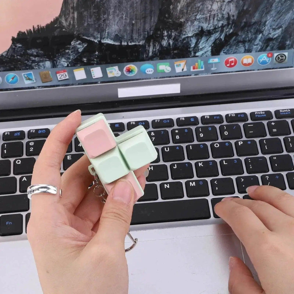  Finger Keyboard Fidget Toys 4 Keys Keyboard Clicker Toy Decompress Fingertip Keychain Finger Calming Keychain Stress Relief Toy -  ToylandEU™