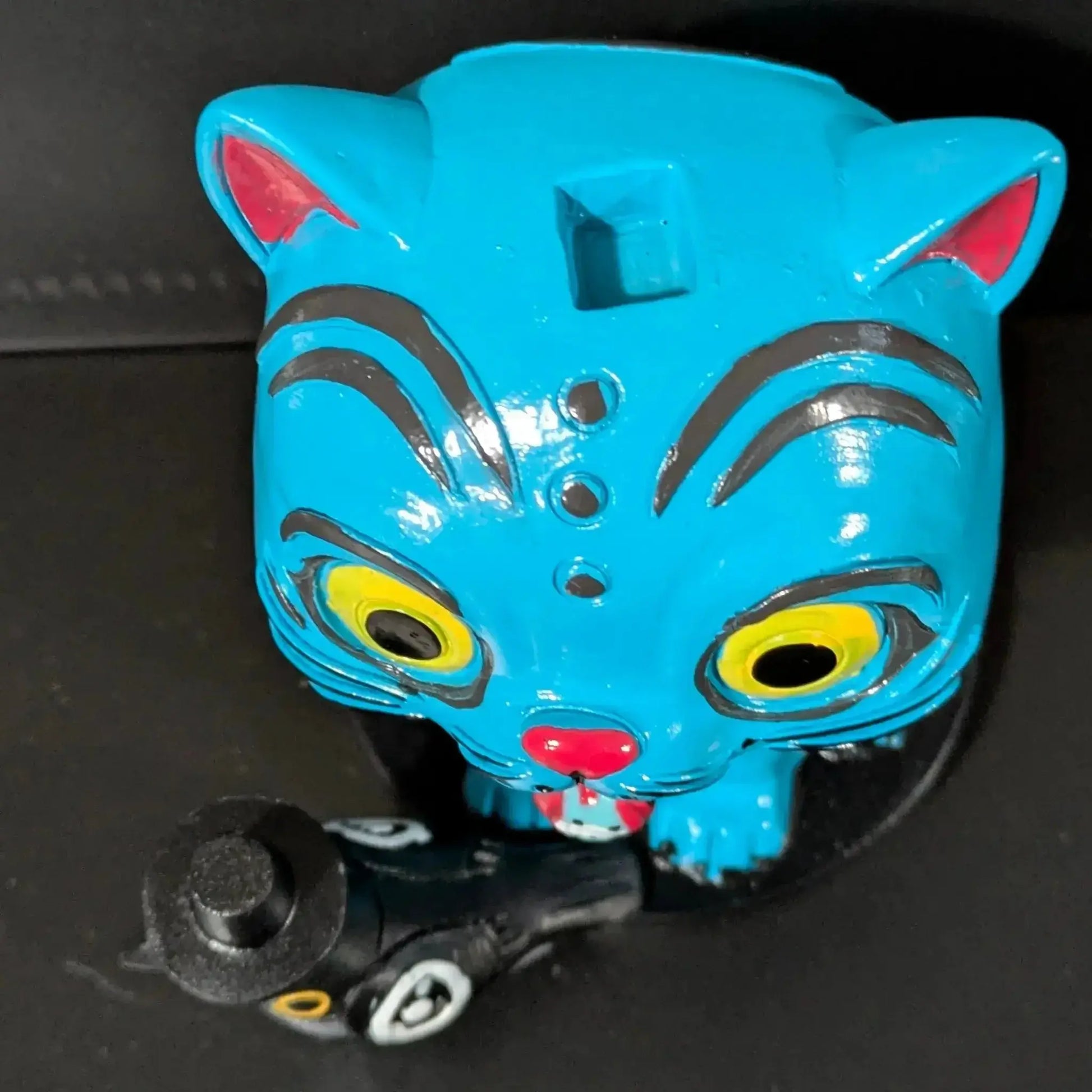 Hand Painted Demon Cat Figure With Crow Companion Deluxe - ToylandEU