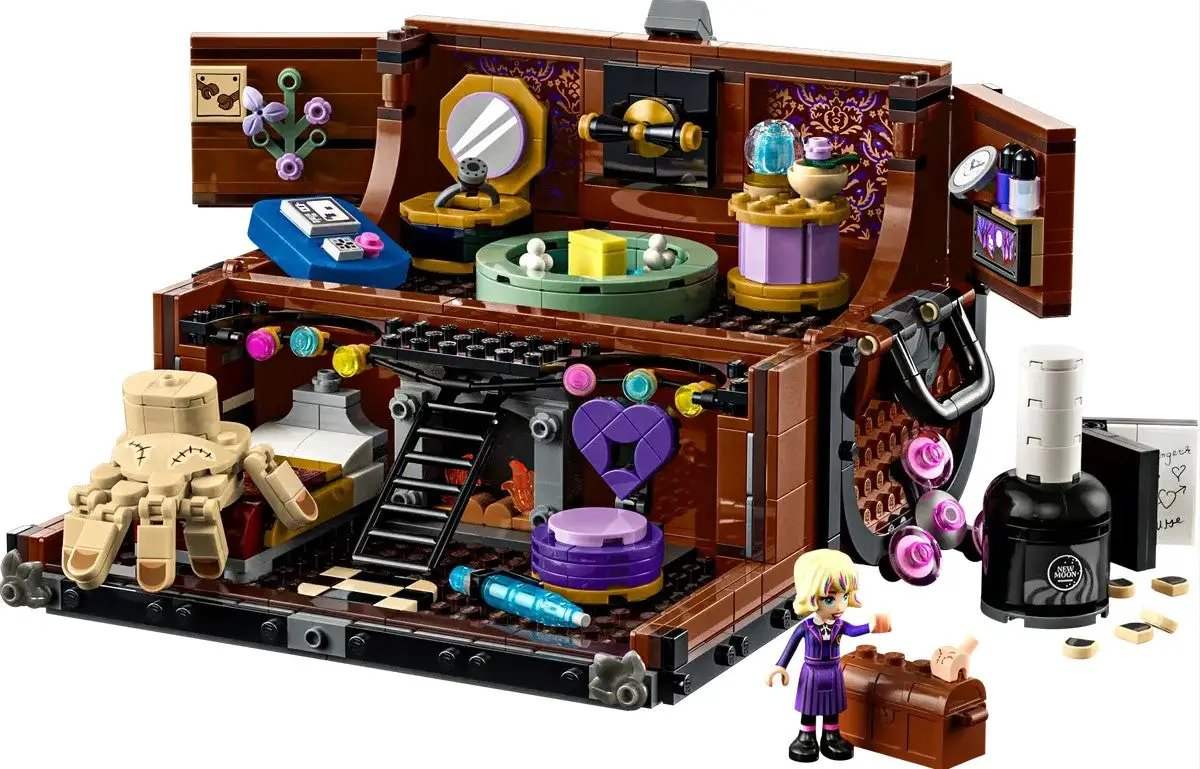  LEGO®  Wednesday Thing Apartment Set Collectible Build -  ToylandEU™