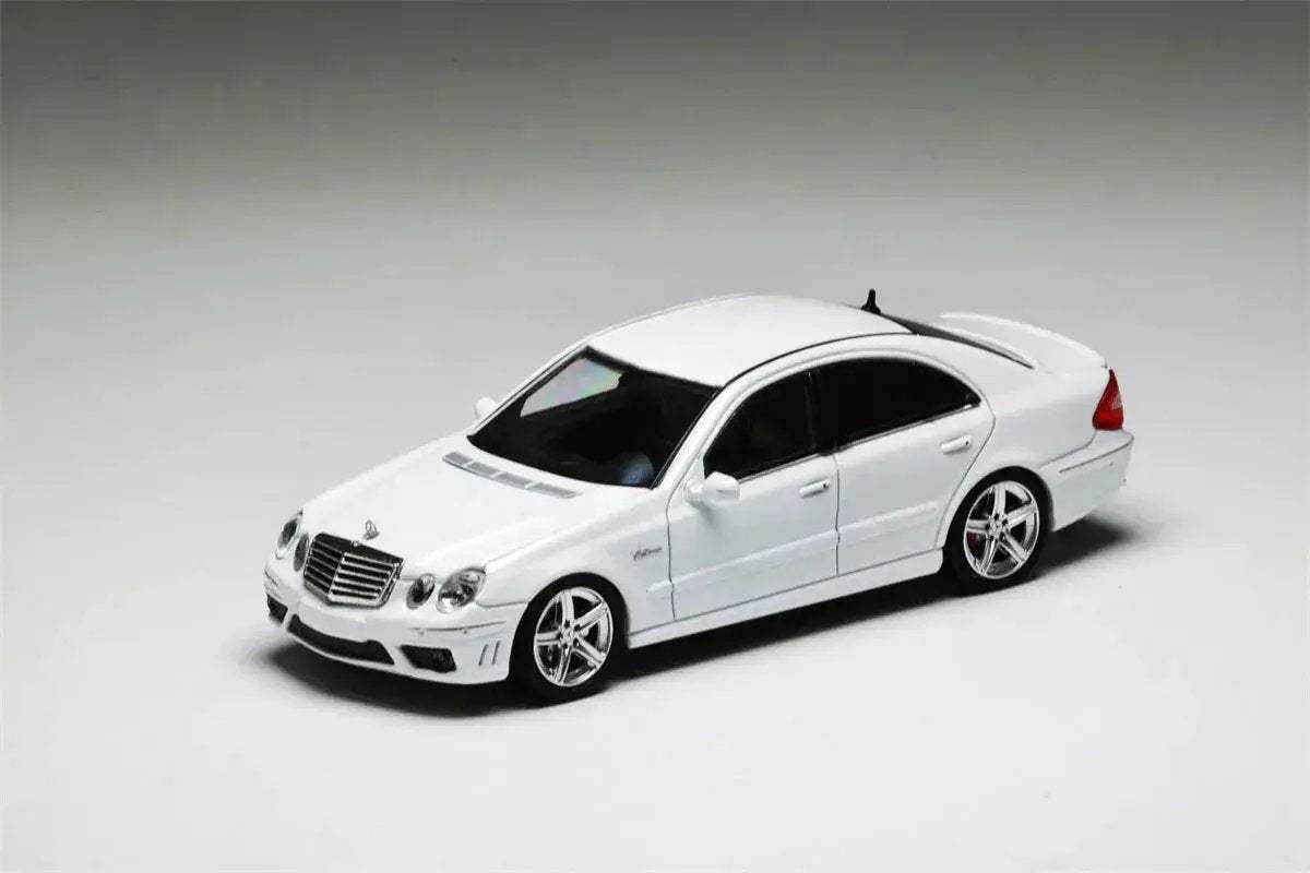 MK Model Mercedes-Benz E63 AMG W211 in White Limited to 599 Pcs 1:64 - ToylandEU