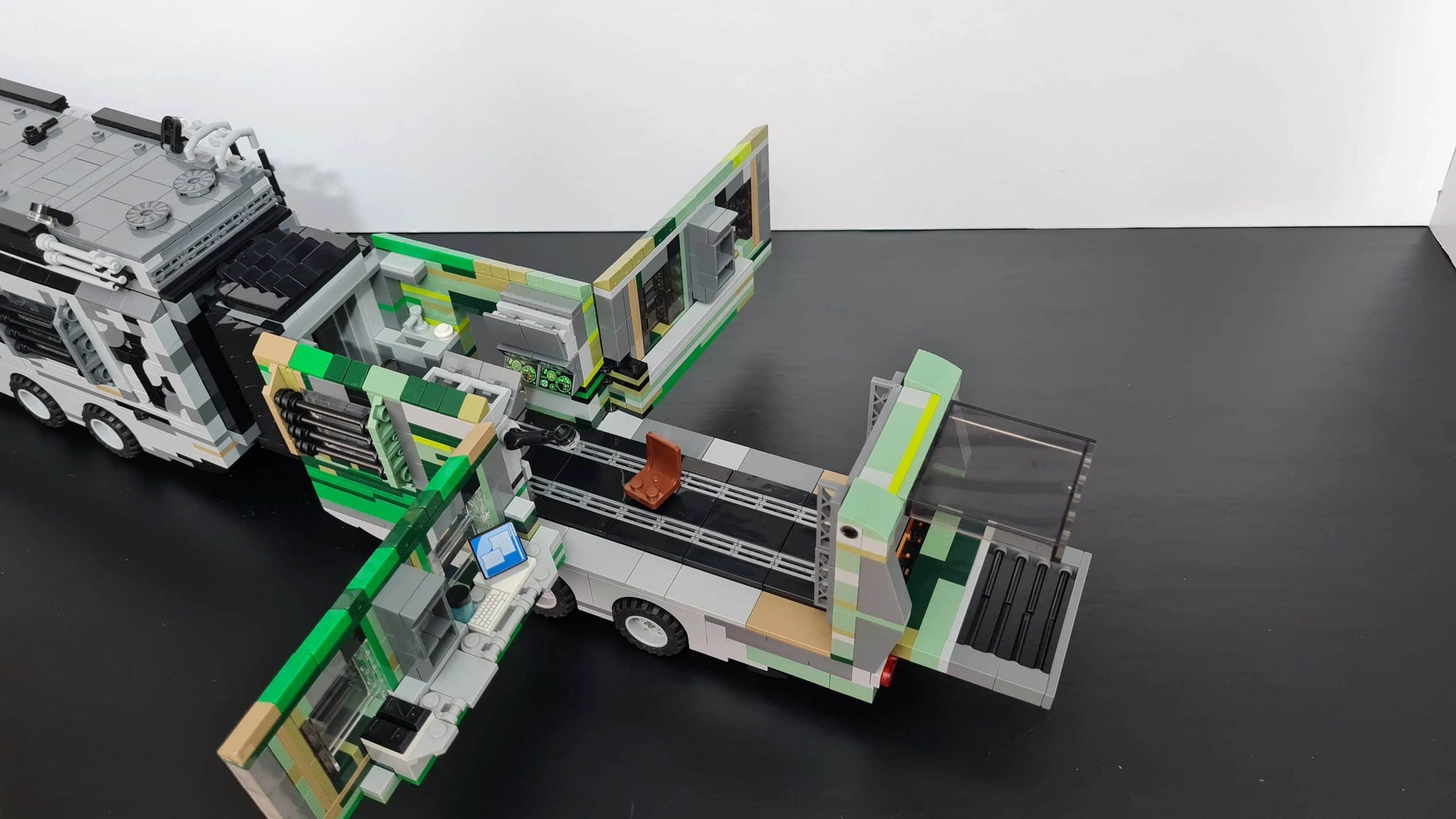 MOC Jurassic Adventure Fleetwood RV & Dinosaur Building Block Set Building Bricks MOC - ToylandEU