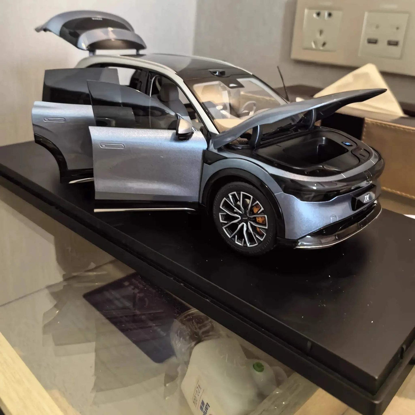 Officially Licensed ZEEKR 7X One Eighteenth Scale Diecast Car Model - ToylandEU