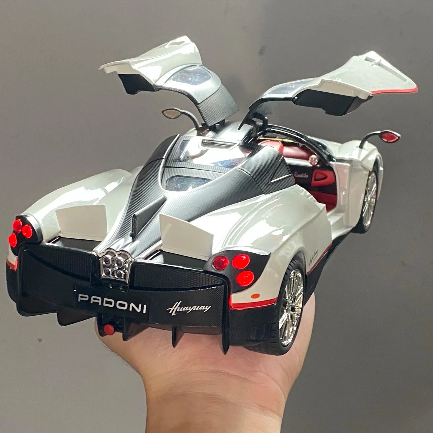 Pagani Huayra BC Dinastia 1:18 Diecast Alloy Model Car - ToylandEU