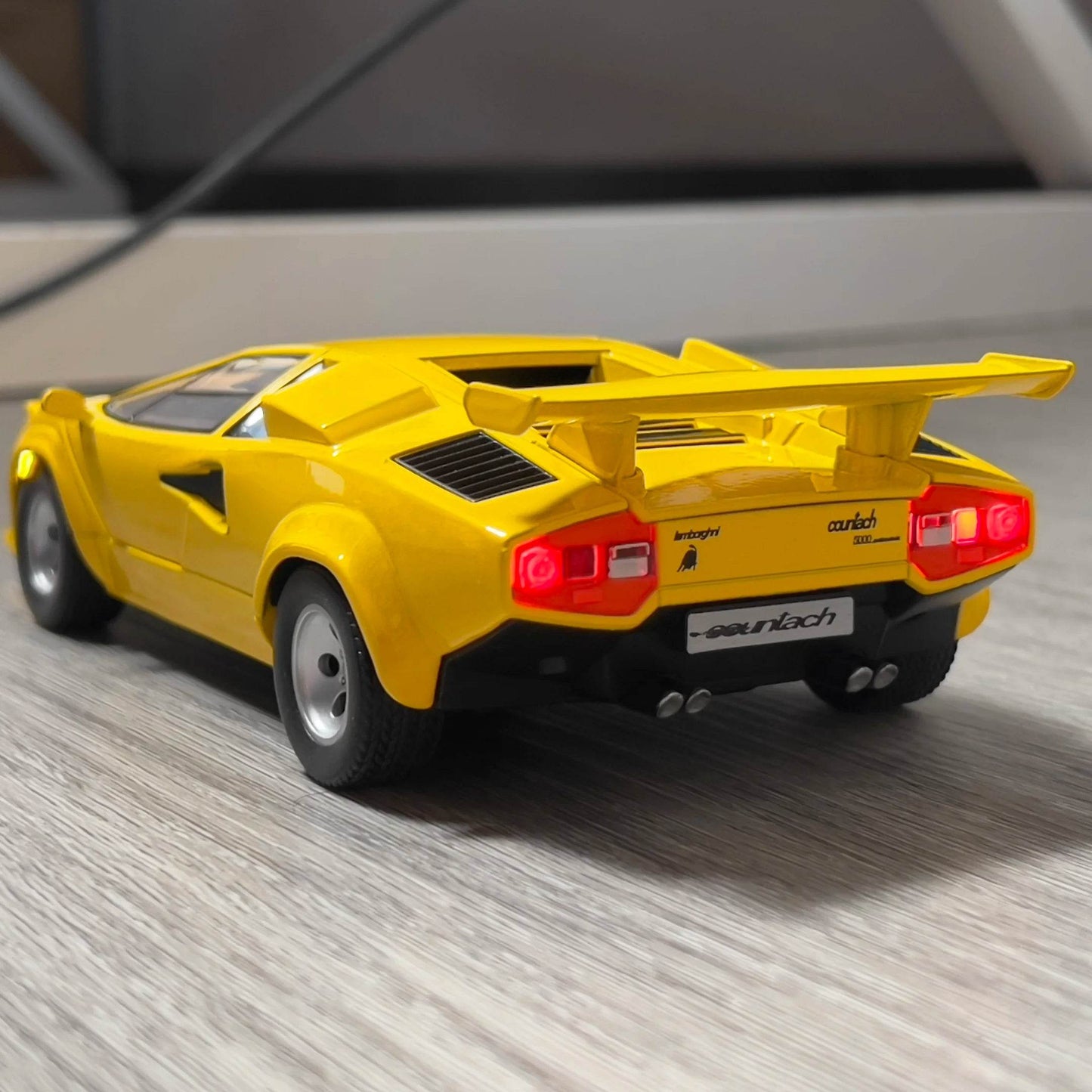 Premium Diecast Alloy Model Car 1 24 Countach LP500S Sideswipe Collector Ornament For Boys And Collectors - ToylandEU