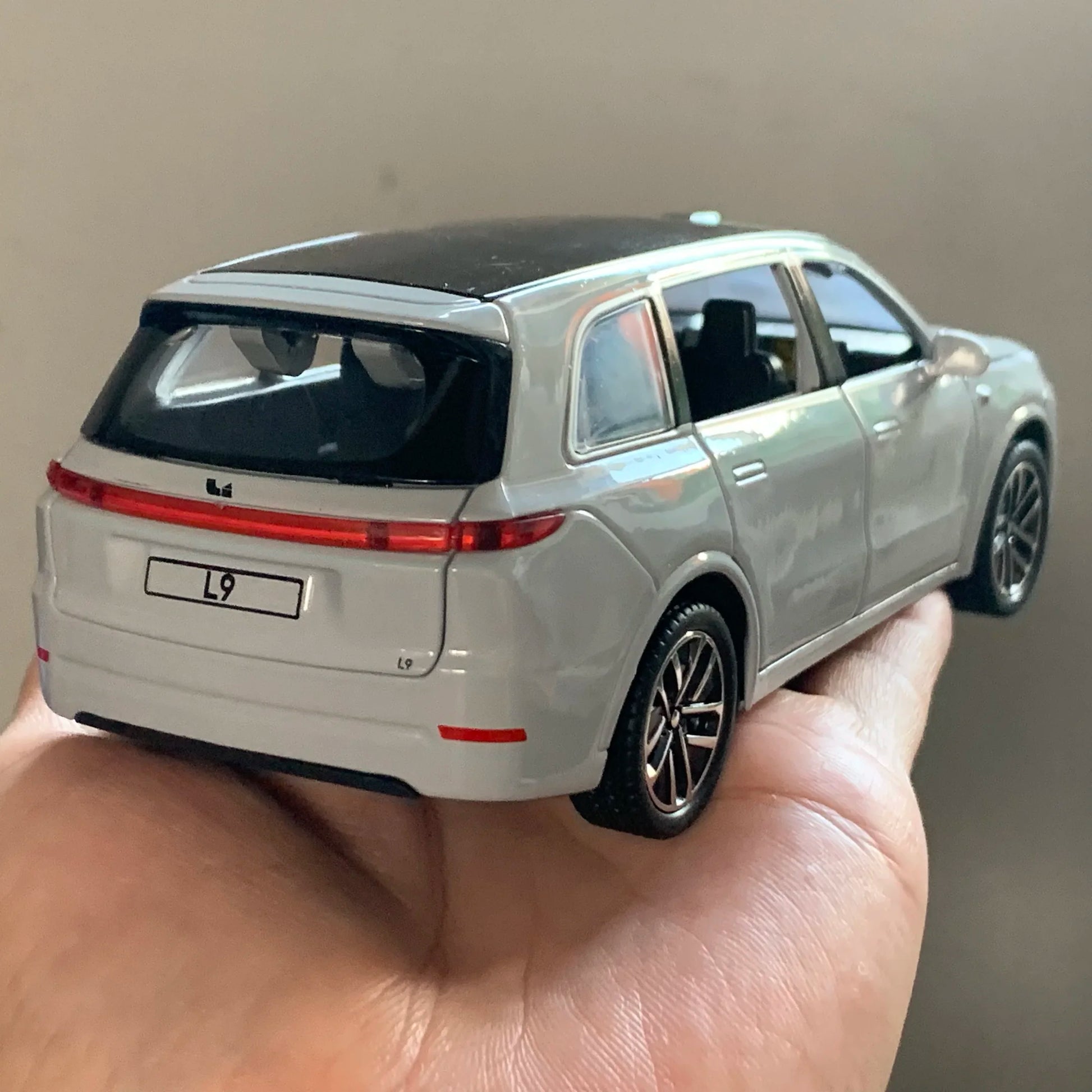 Premium Diecast Alloy One To Thirty Two Scale Li Auto L9 SUV Model Car For Collectors And Auto Enthusiasts - ToylandEU