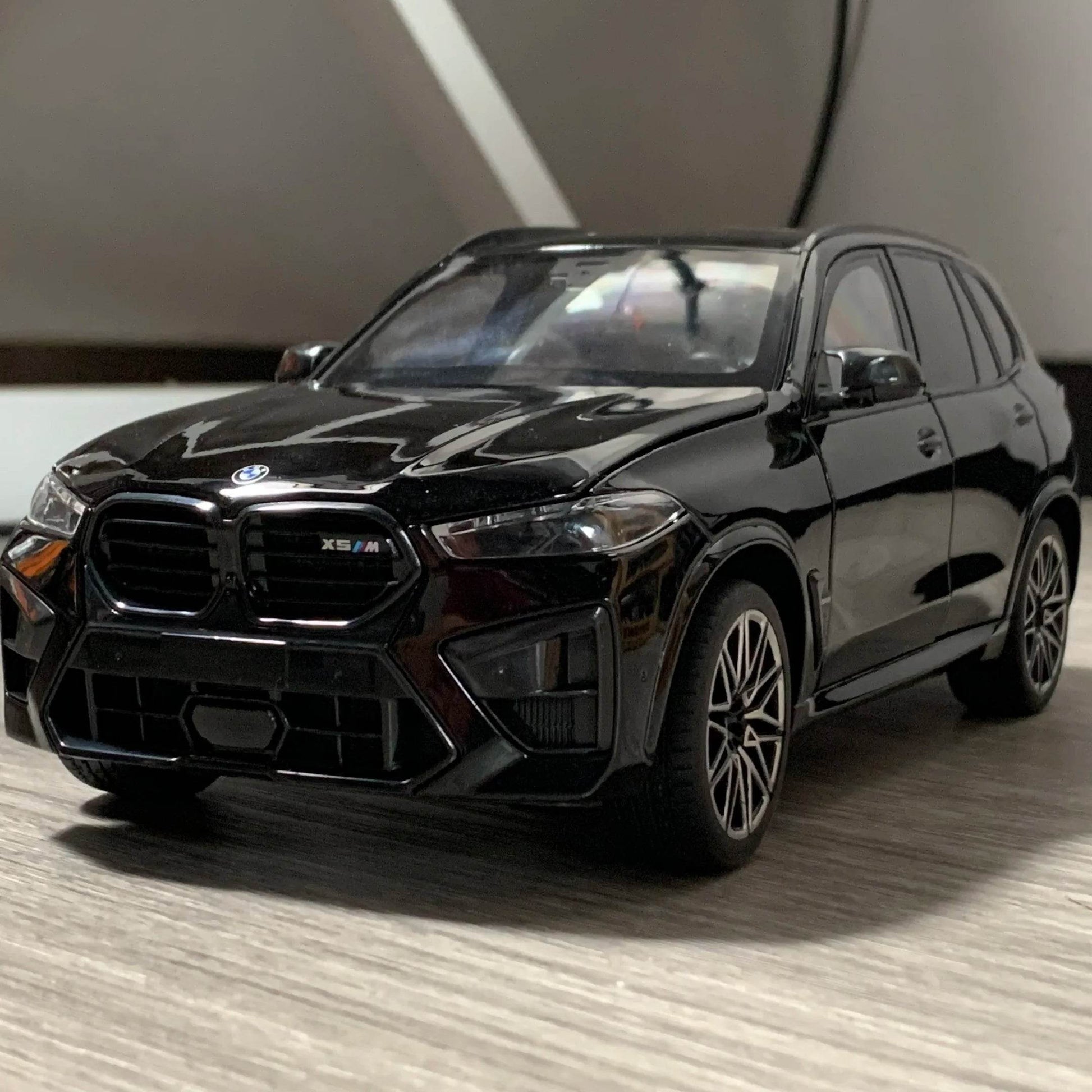 Premium Diecast Model Car One Eighteen Scale Alloy Metal BMW X5 M Competition LCI Collectible For Car Enthusiasts - ToylandEU