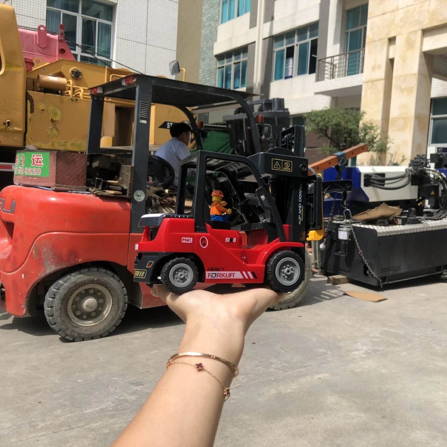 RC 1:24 Remote Control Forklift & Crane Truck - 11 Channel Alloy RC Fun - ToylandEU