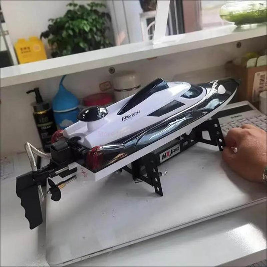RC 35KM/H High-Speed Remote-Control RC Boat - HJ806 for Water Racing Fun - ToylandEU