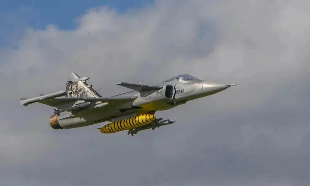  RC RC JAS-39 Gripen Remote Control Plane - 6CH Military Aircraft with NATO, Czech Republic, Swedish, and Hungarian Air Force Designs -  ToylandEU™