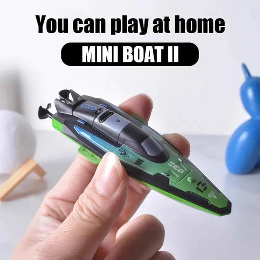  RC Boat 4WD Light Up Speedboat for Pools and Lakes -  ToylandEU™