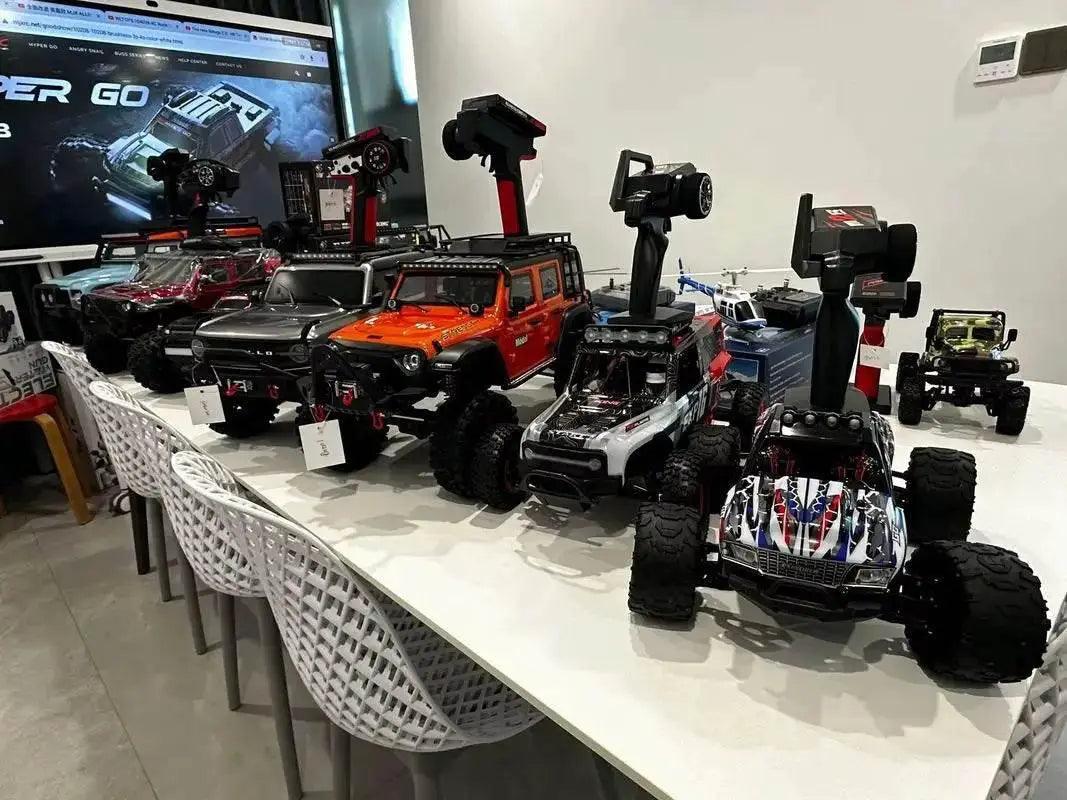  RC 4WD Remote Control Rock Crawler - 1/10 Scale Off-Road RC Climbing Car with Proportional Control and LED Lights -  ToylandEU™