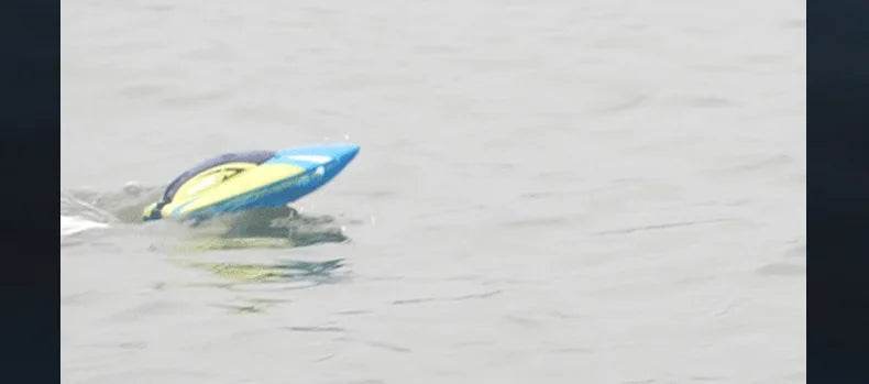 RC High-Speed 2.4G Remote Control Racing Boat - Electric RC Speedboat for Outdoor Fun, Ideal Gift for Boys, 20 Minutes Playtime - ToylandEU