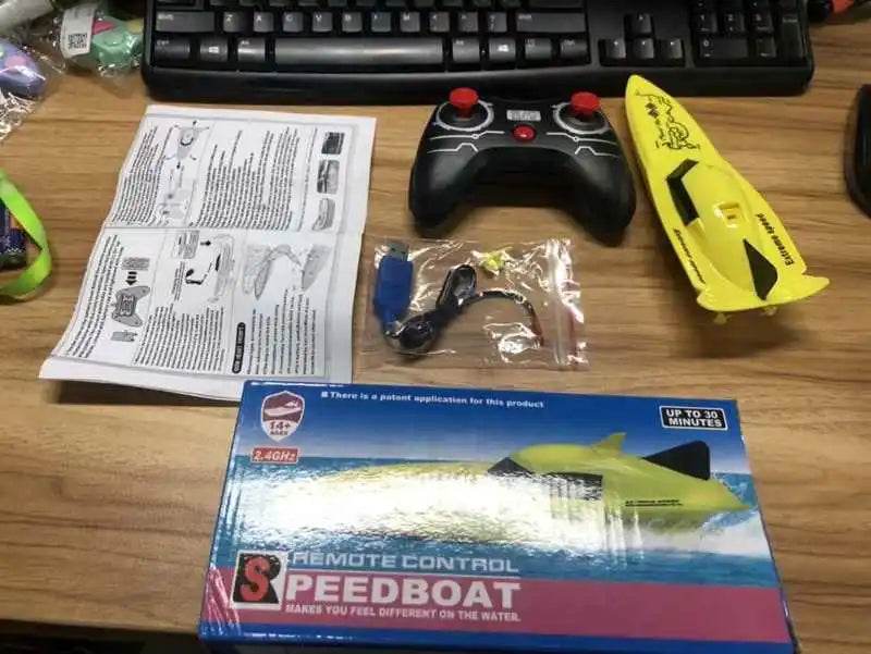 RC High-Speed RC Speedboat with Rechargeable Batteries and 2.4GHz Remote Control - ToylandEU