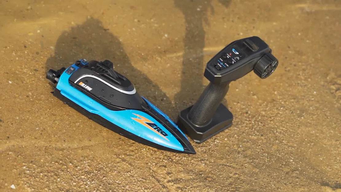 RC High-Speed Waterproof RC Racing Boat - 25Km/h Remote Control Speedboat with Water Cooling System for Kids - ToylandEU