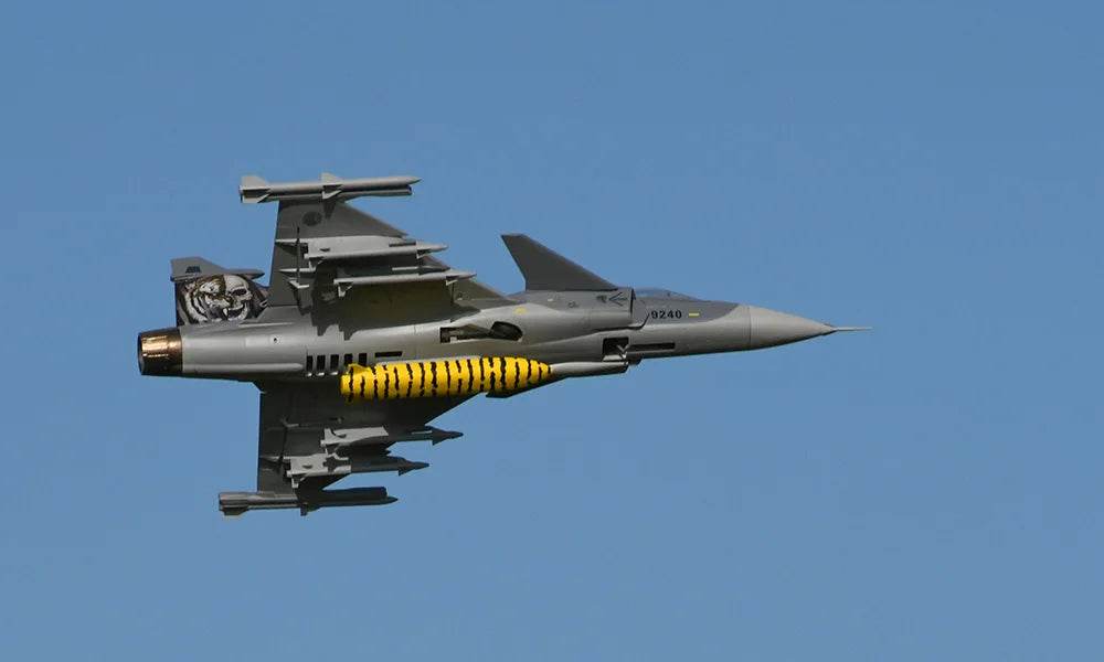 RC RC JAS-39 Gripen Remote Control Plane - 6CH Military Aircraft with NATO, Czech Republic, Swedish, and Hungarian Air Force Designs - ToylandEU