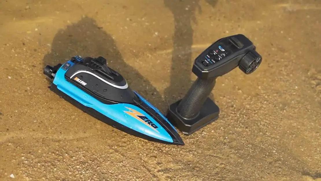  RC High-Speed Waterproof RC Racing Boat - 25Km/h Remote Control Speedboat with Water Cooling System for Kids -  ToylandEU™