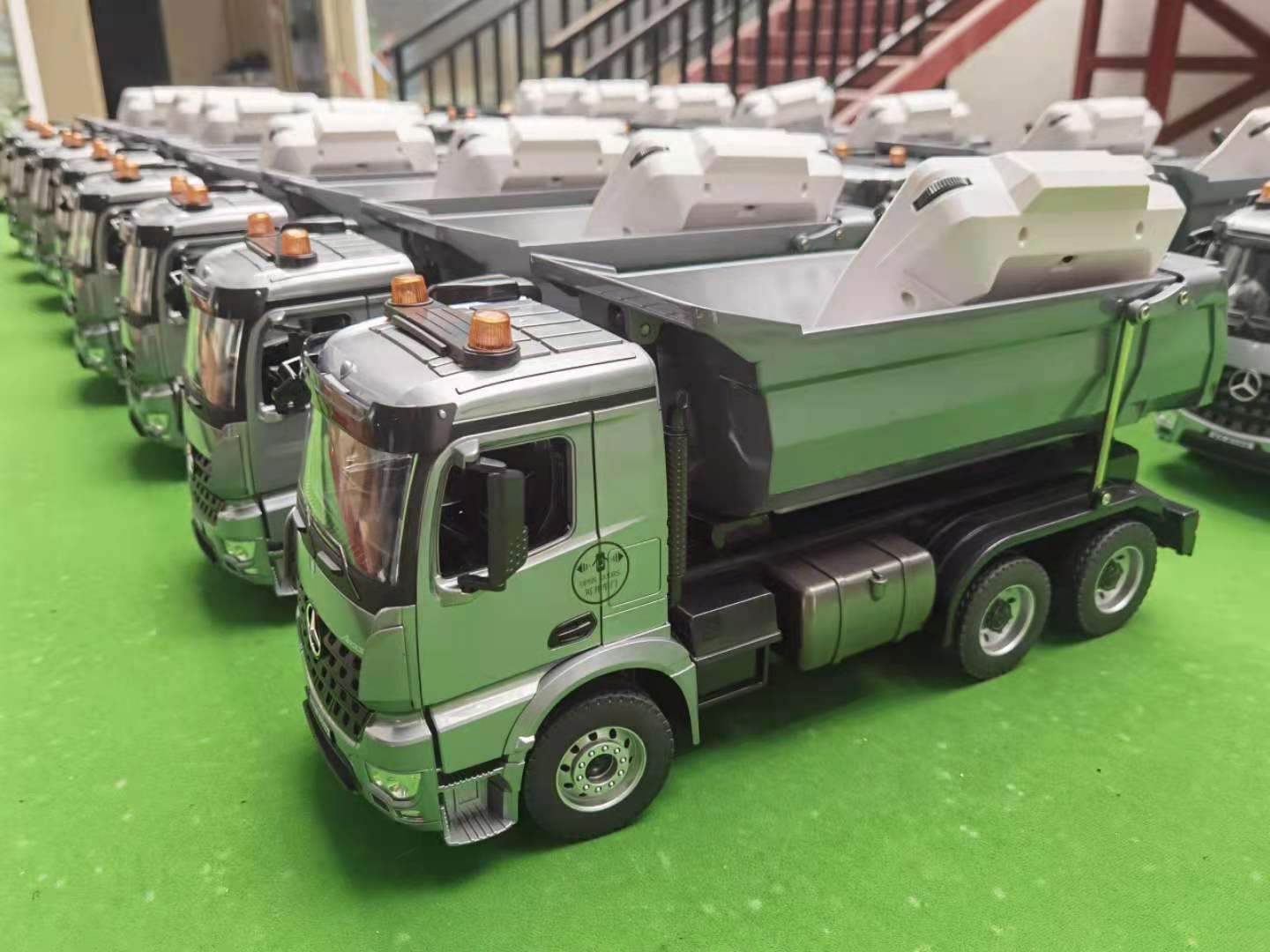 RC Ultimate 1/20 Scale Caterpillar E590 Alloy RC Truck with Long-Range Control - ToylandEU