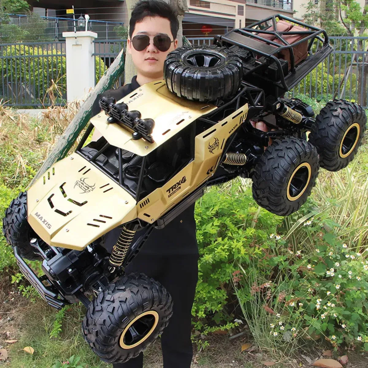 Oversized 46CM 6-Wheel 4WD RC Off-Road Vehicle with Remote Control - ToylandEU