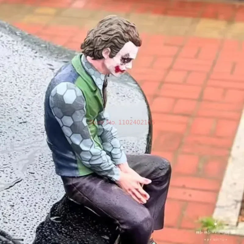 Action Figure | Joker Heath Ledger 24cm | Sitting Green Suit PVC Bandai