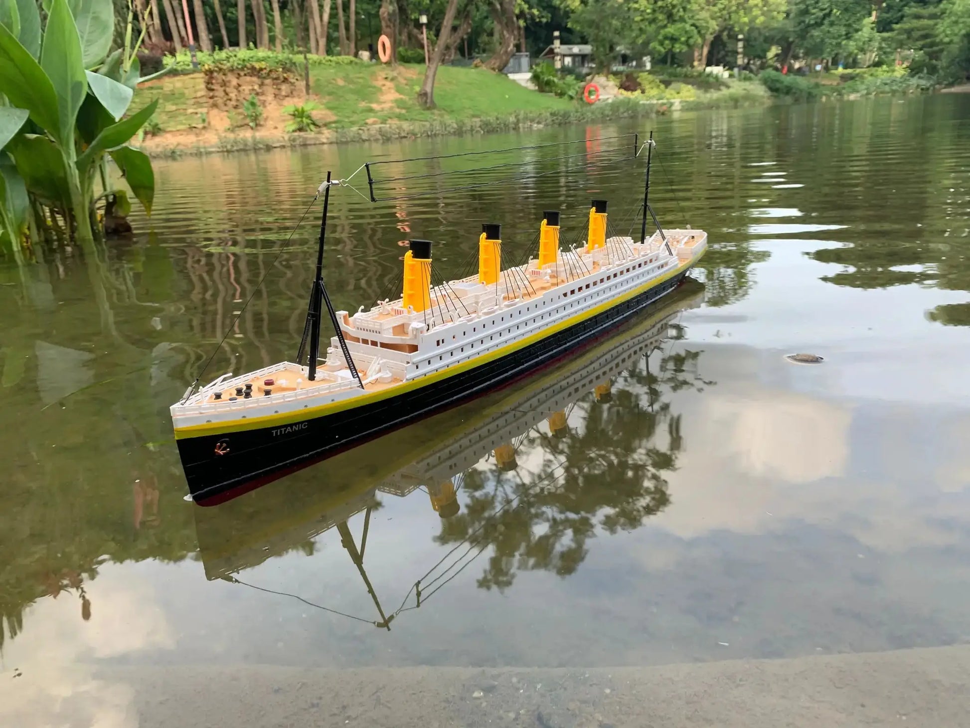 Huge Remote Control Boat Model Classic Boat Model Remote Control Toy 81 CM (32 Inch) Light Simulation Three Propeller Boat Model - ToylandEU