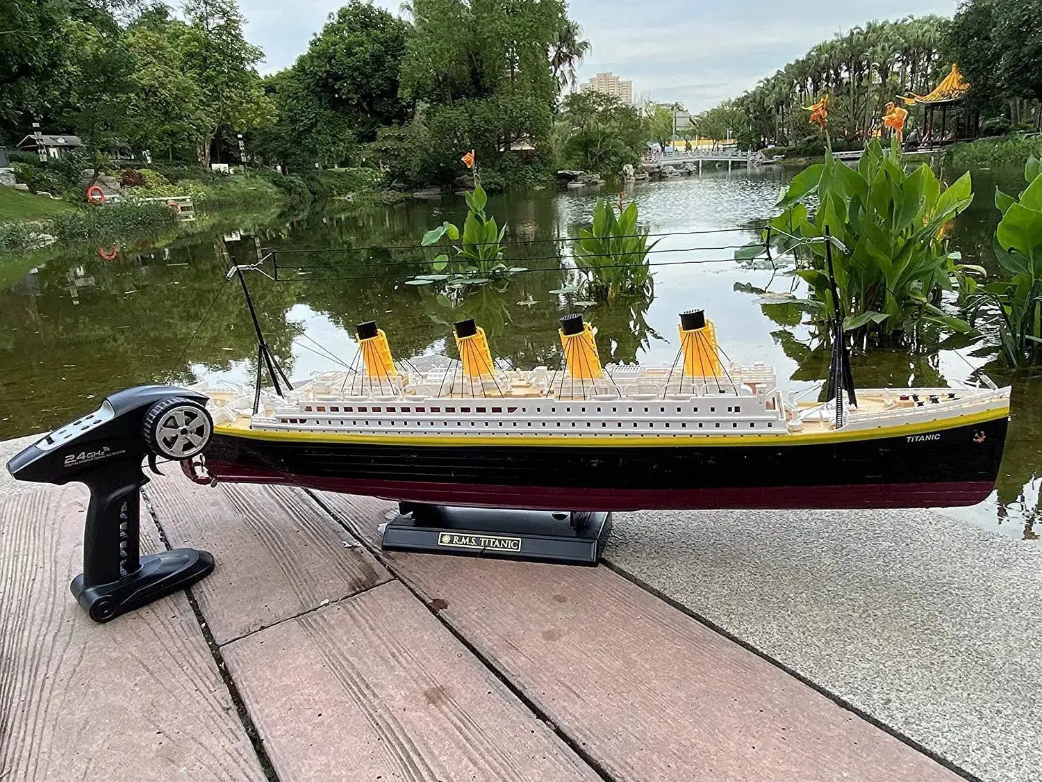 Huge Remote Control Boat Model Classic Boat Model Remote Control Toy 81 CM (32 Inch) Light Simulation Three Propeller Boat Model - ToylandEU