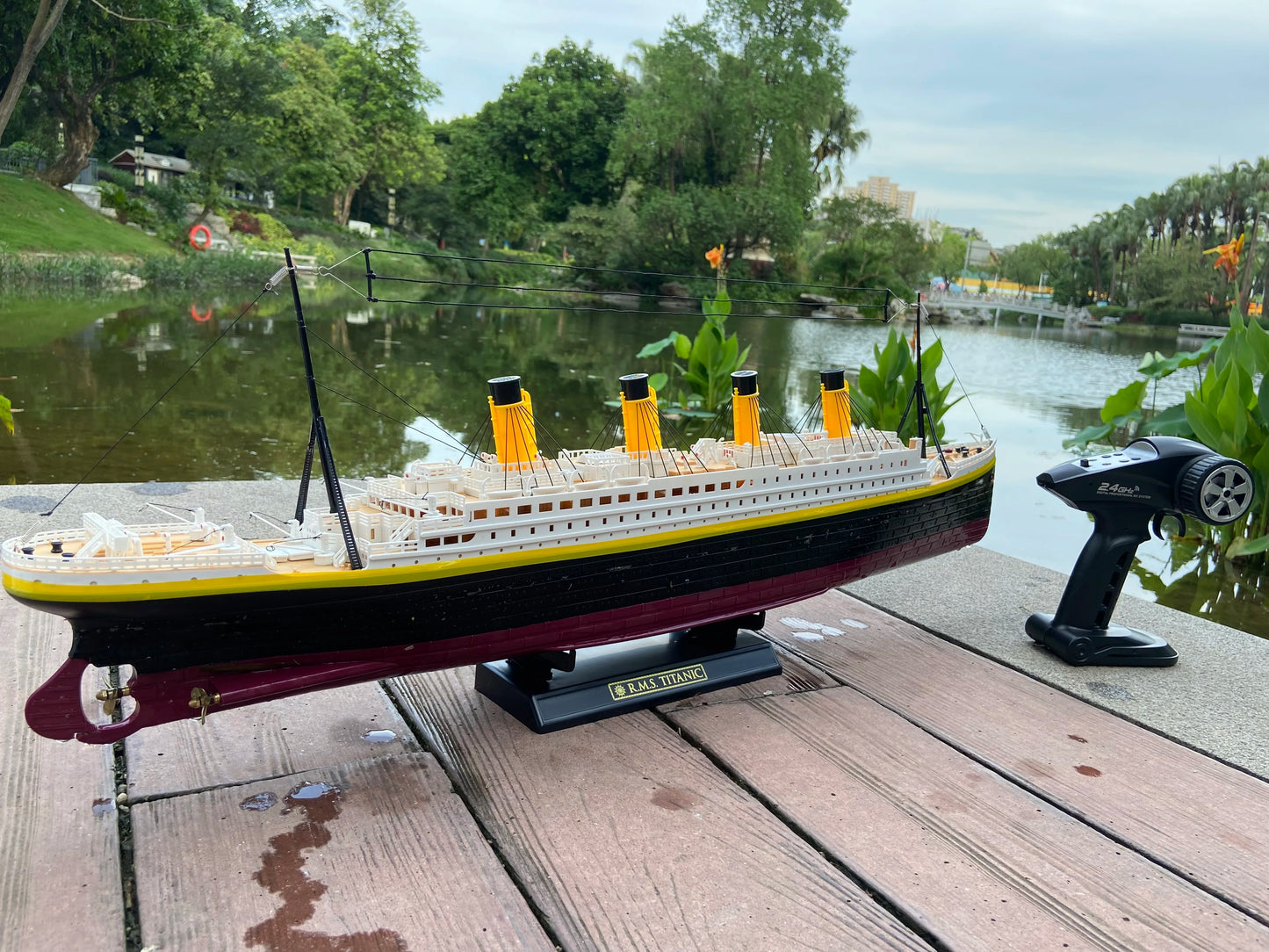 Remote Control Boat | 1 to 325 Scale | 32 Inch Length | LED Light