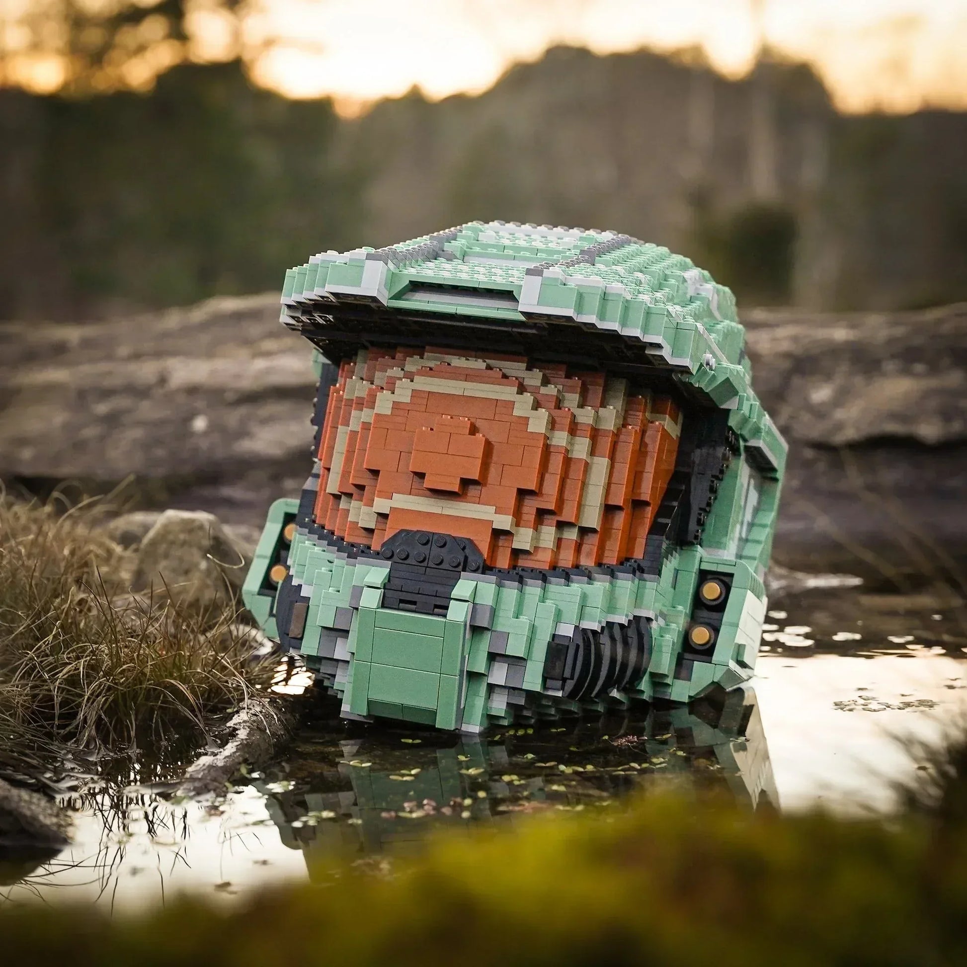 Life-Sized LEGO Master Chief Helmet Replica With 2700 Bricks - ToylandEU