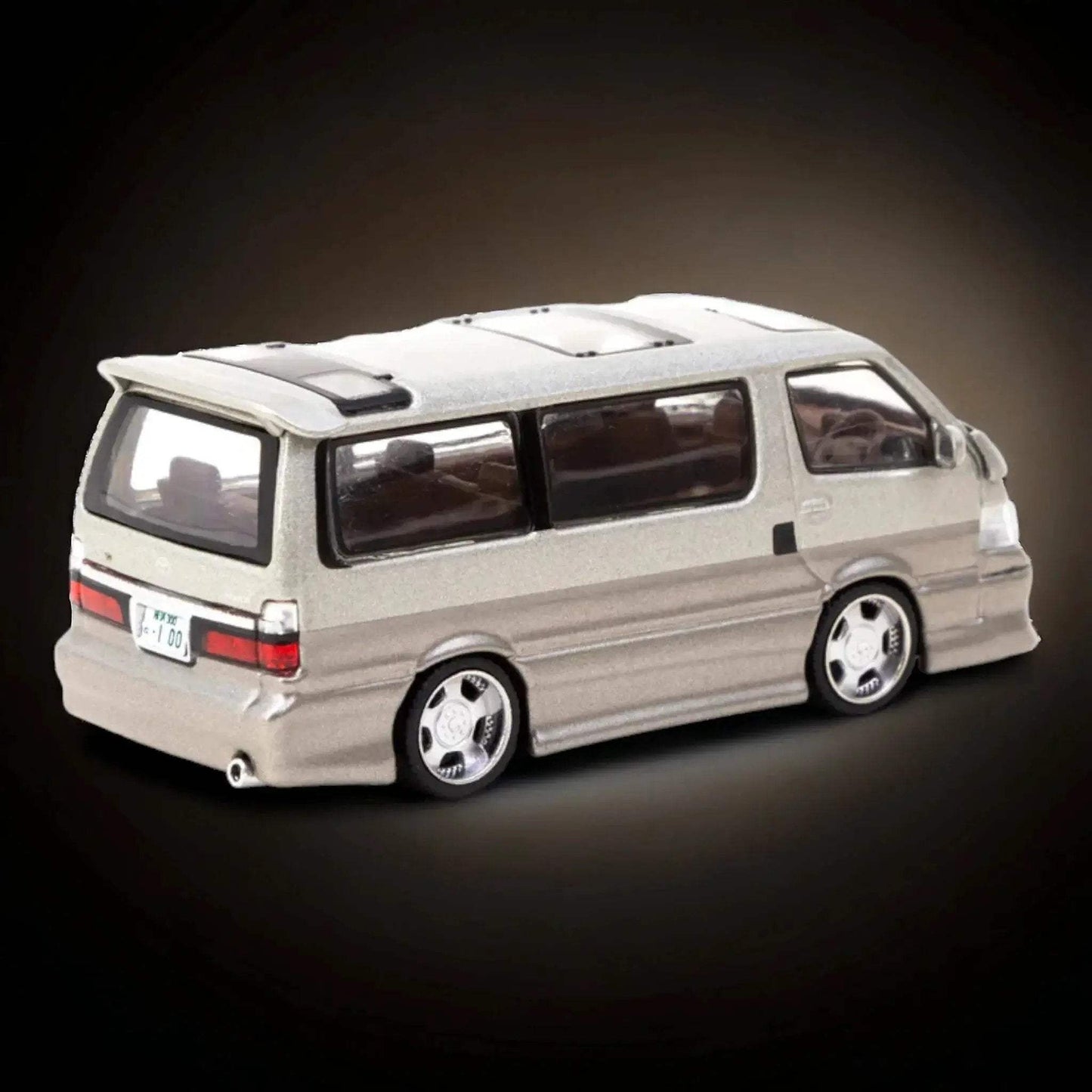 Tarmac Works Toyota Hiace Wagon Custom in Silver/Brown 1:64 - ToylandEU