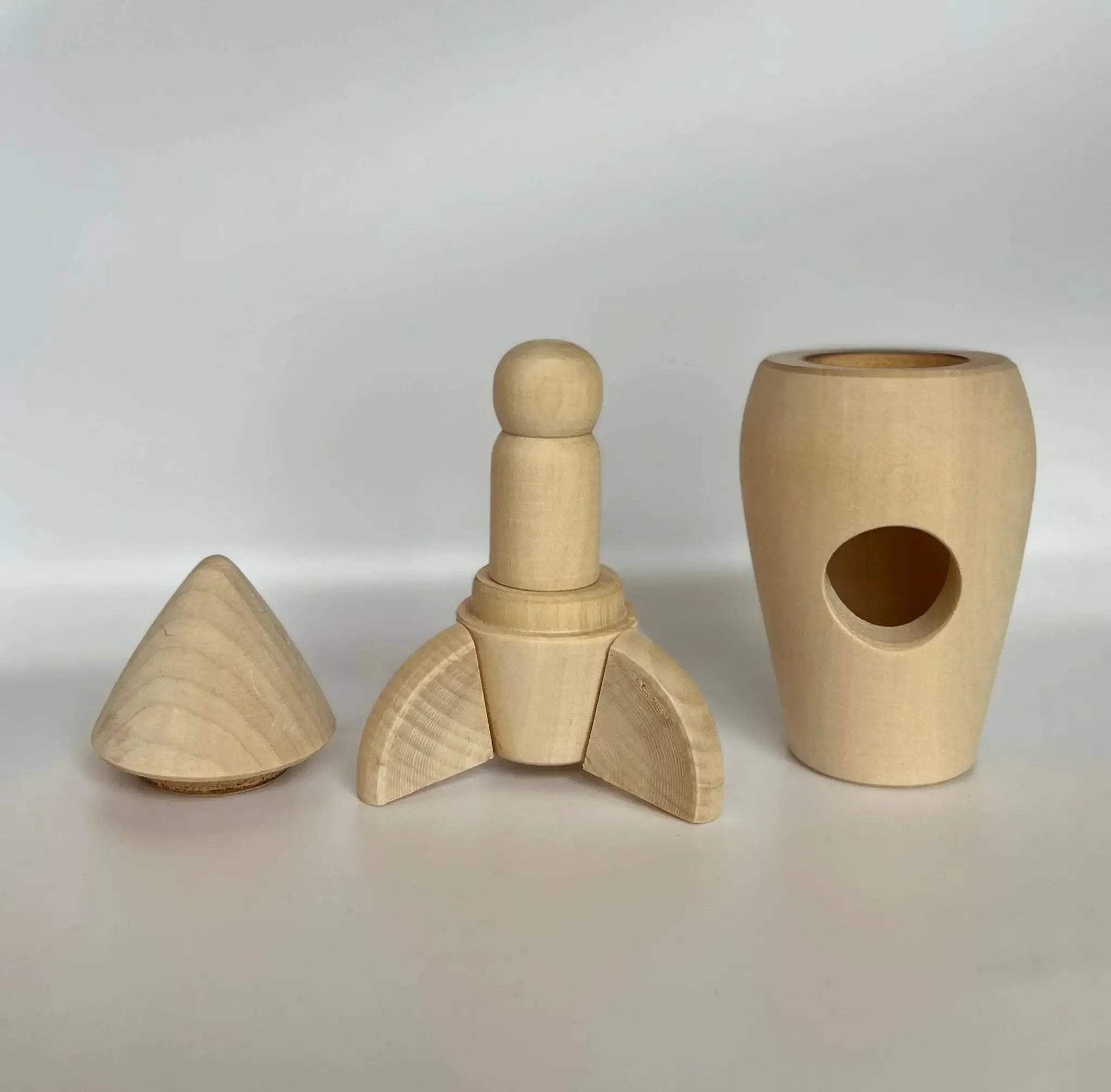 Unfinished Wooden Rocket Ship With Astronaut Figurine - ToylandEU